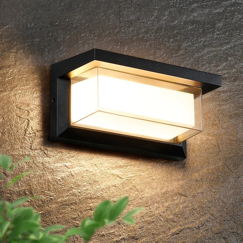 Wetterfeste LED-Wandleuchte mit Bewegungssensor für Außenbereiche.
