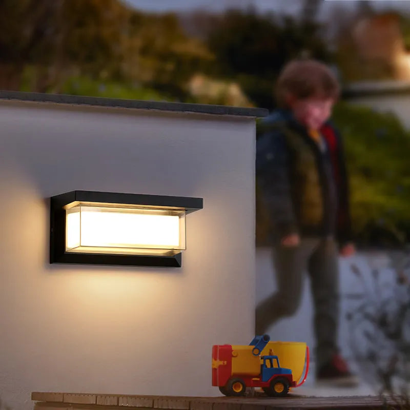 Moderne Outdoor-LED-Lampe mit Sensor, ideal für Garten und Terrasse.