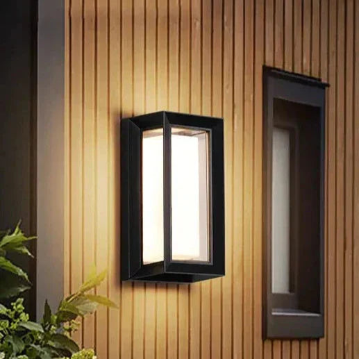 Elegante Fassadenbeleuchtung: Moderne LED-Wandleuchte mit Bewegungssensor.