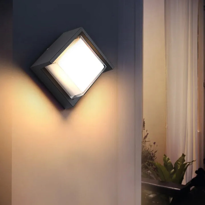 Moderne LED-Gartenlampe mit integriertem Bewegungssensor, wetterfest & energieeffizient.