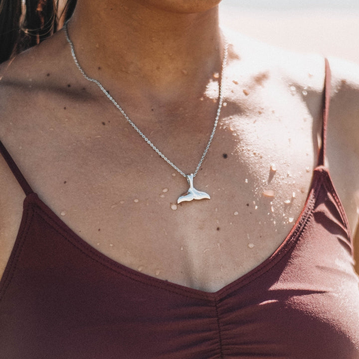 Details des Walflosse Anhängers an einer feinen vergoldeten Kette, Accessoire