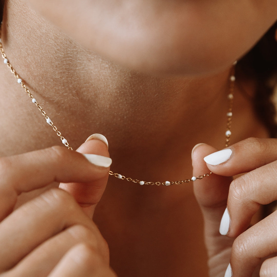 Elegante Damenkette aus Edelstahl, weißgoldfarbener Perlen-Choker, hypoallergen.