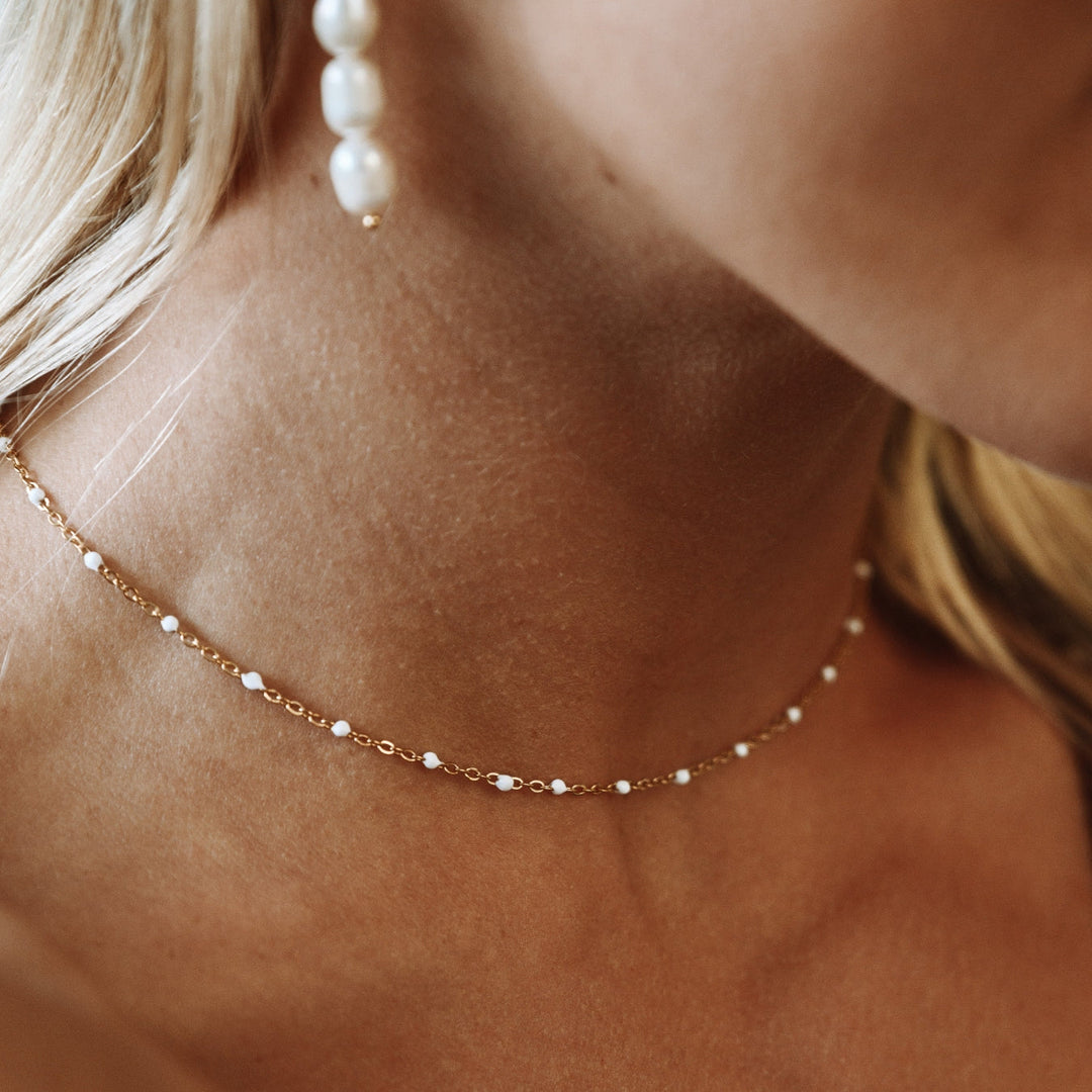 Antiallergene Damenkette, weißgoldener Edelstahl-Choker mit Perlen, für Alltag.
