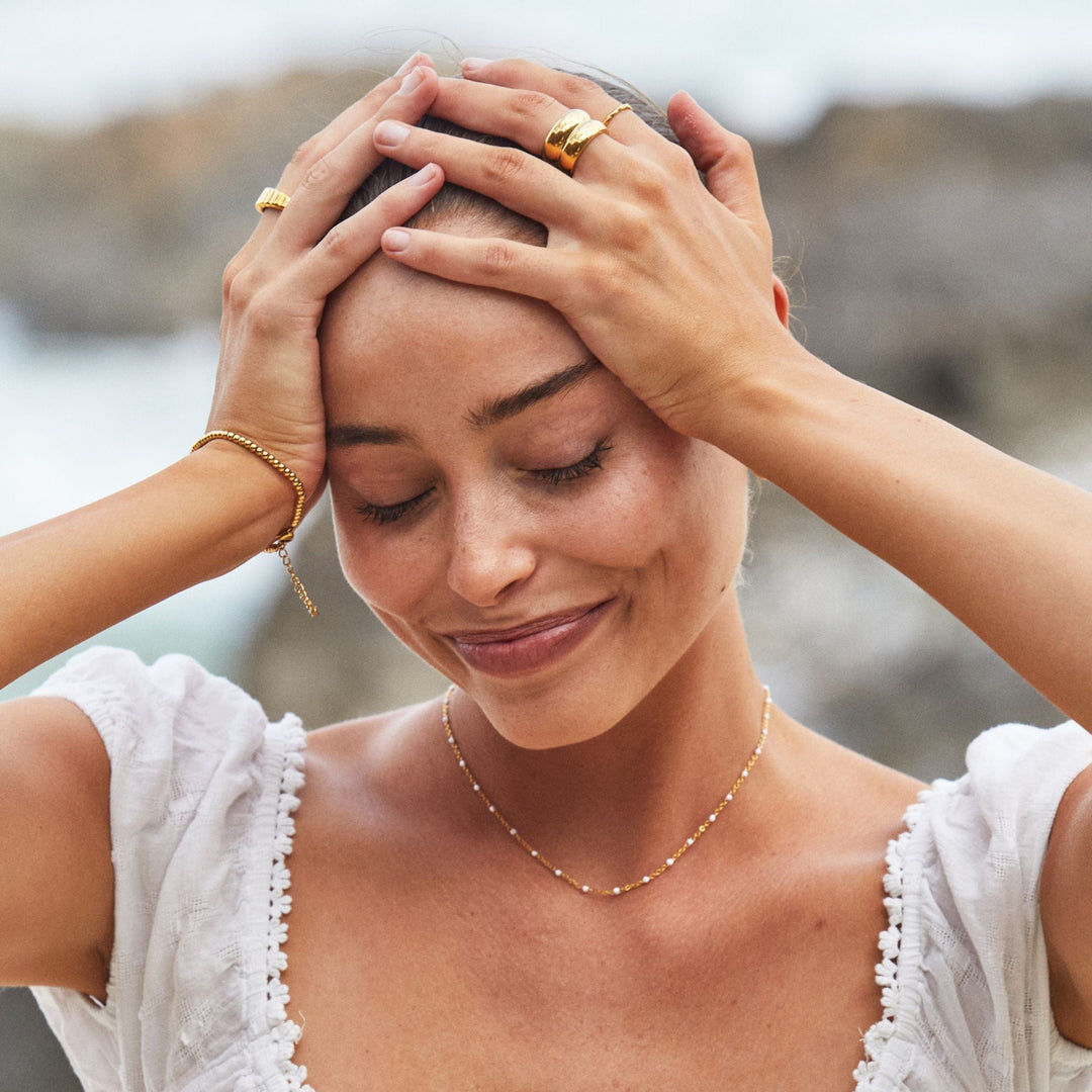 Alltagstauglicher Damen Choker aus Edelstahl, Perlenkette in Weißgold-Design, wasserfest.