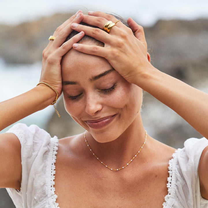 Alltagstauglicher Damen Choker aus Edelstahl, Perlenkette in Weißgold-Design, wasserfest.