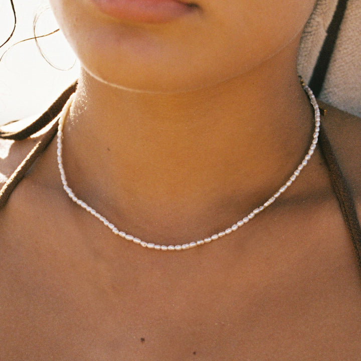 Damen Perlen Choker Halskette in Gold am Hals getragen