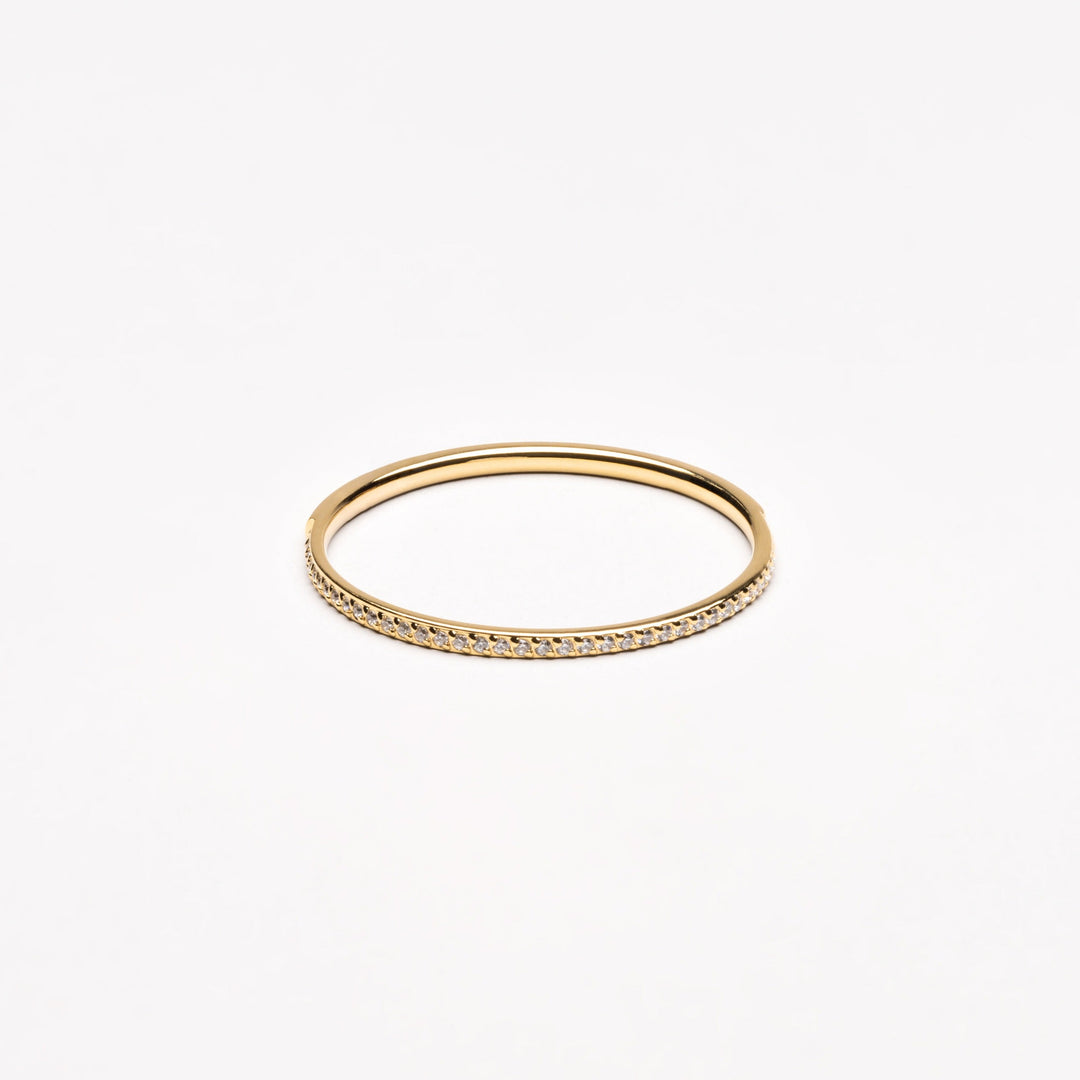 Goldener Damen Ring mit Zirkonia-Besatz auf hellem Hintergrund
