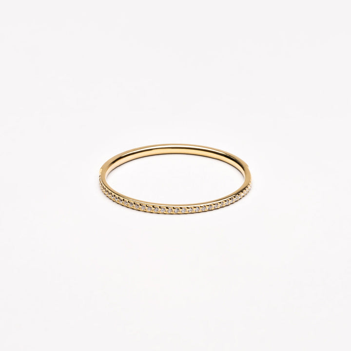 Goldener Damen Ring mit Zirkonia-Besatz auf hellem Hintergrund