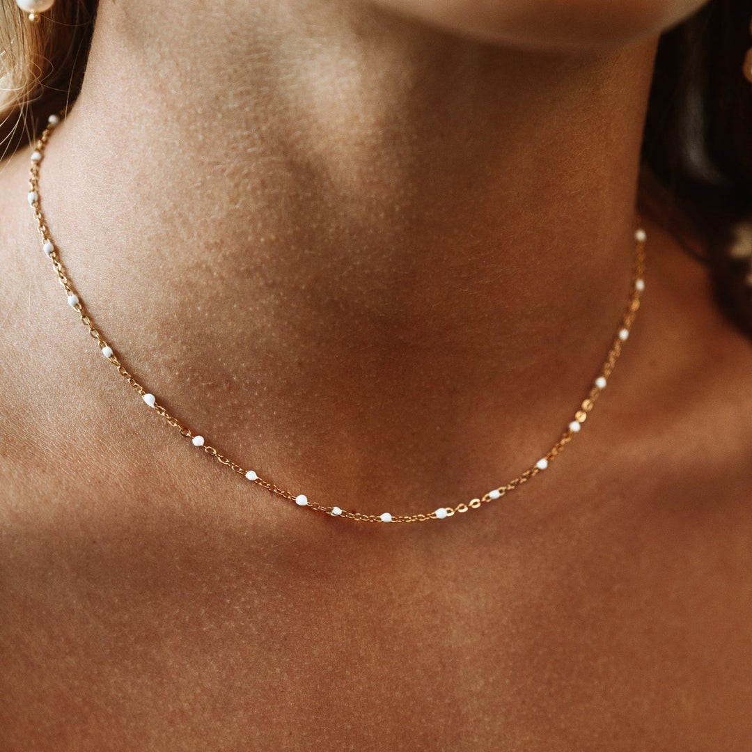 Damen Choker Halskette, Perlenoptik in Weißgold-Ton, wasserfest, hypoallergen.
