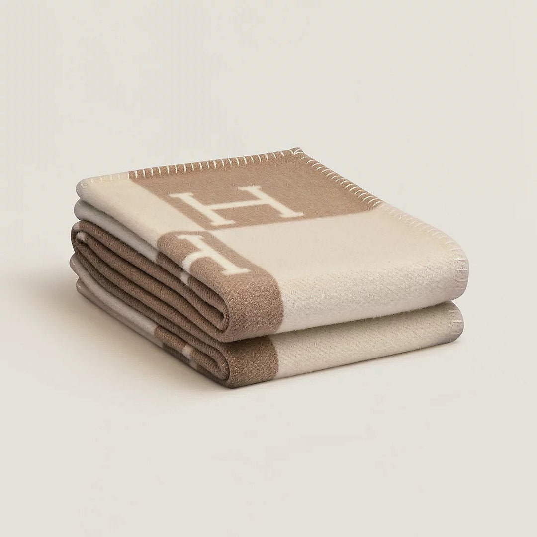 Elegante beige Wolle-Kaschmir Decke, luxuriöse Textur, warmes Design für Wohnräume, 140x170 cm, ideal für alle Jahreszeiten.