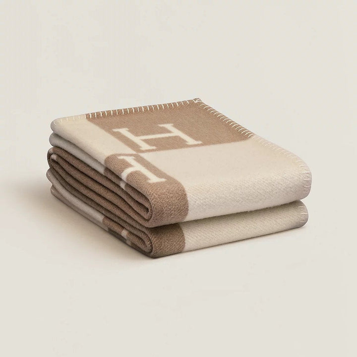 Elegante beige Wolle-Kaschmir Decke, luxuriöse Textur, warmes Design für Wohnräume, 140x170 cm, ideal für alle Jahreszeiten.