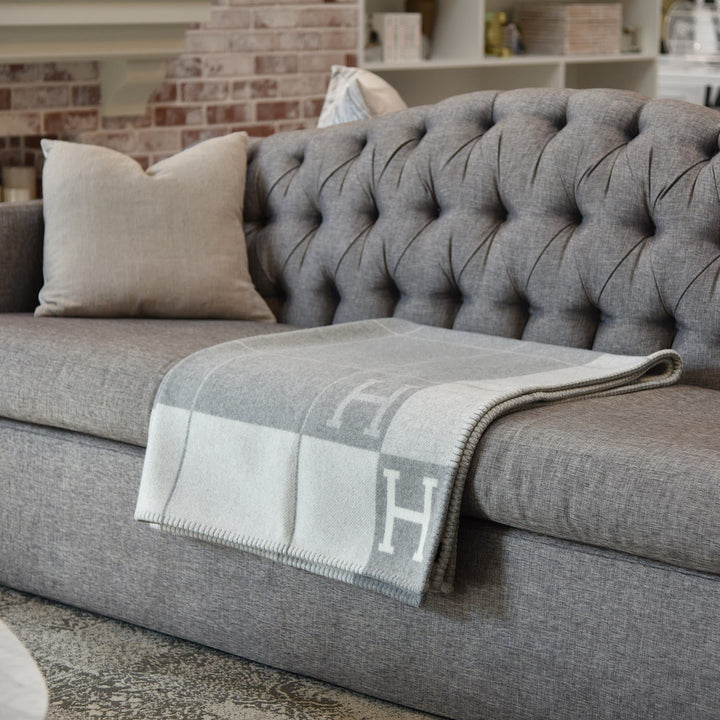 Elegante beige Wolle-Kaschmir Decke, luxuriöse Textur, warmes Design für Wohnräume, 140x170 cm, ideal für alle Jahreszeiten.
