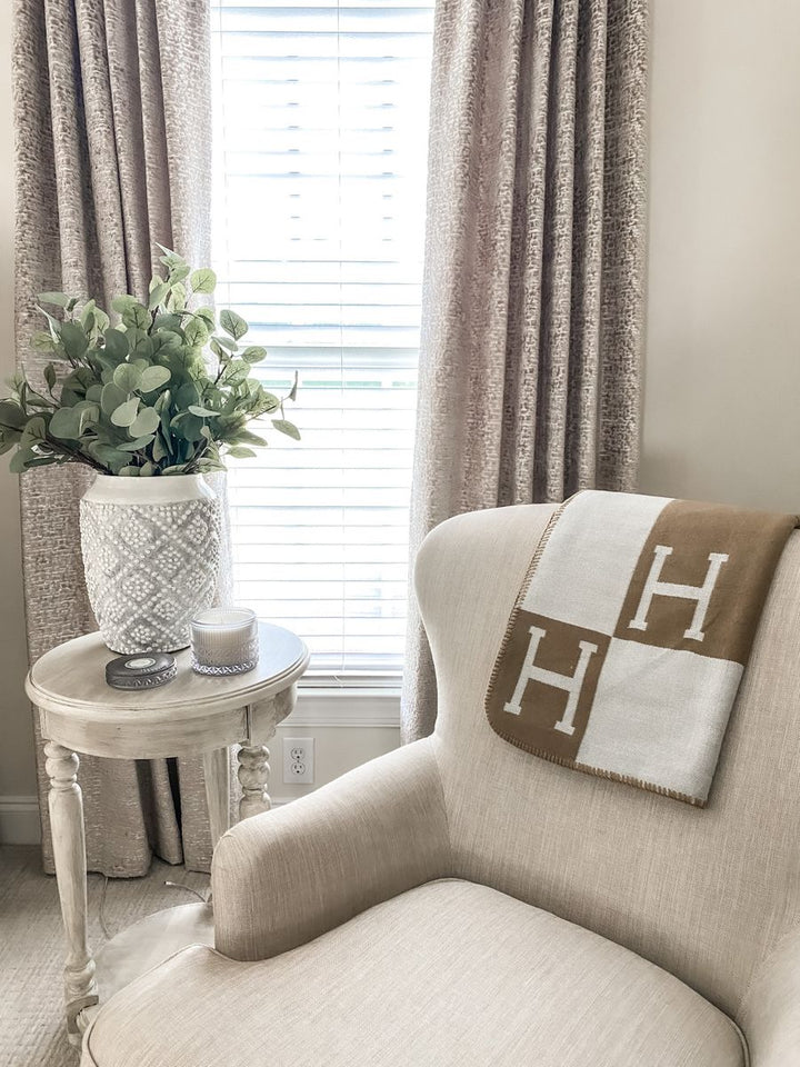 Elegante beige Wolle-Kaschmir Decke, luxuriöse Textur, warmes Design für Wohnräume, 140x170 cm, ideal für alle Jahreszeiten.