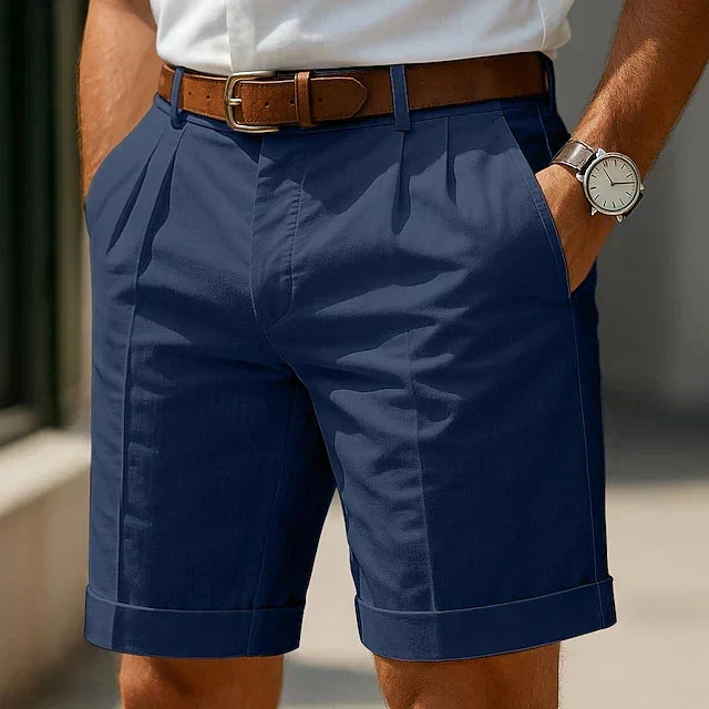 Nahaufnahme der eleganten Herren-Bermuda-Shorts mit Falten, hochwertige Herrenmode für den Sommer.