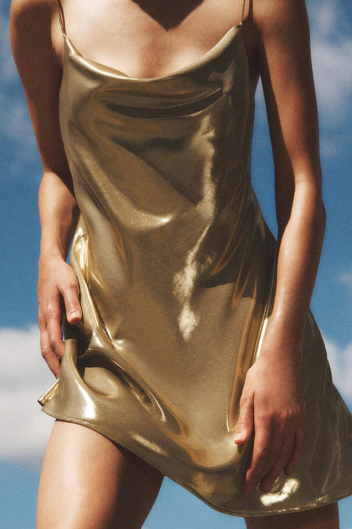 Glänzendes Y2K Metallic Partykleid mit elegantem Wasserfallausschnitt, im trendigen Slip-Stil.
