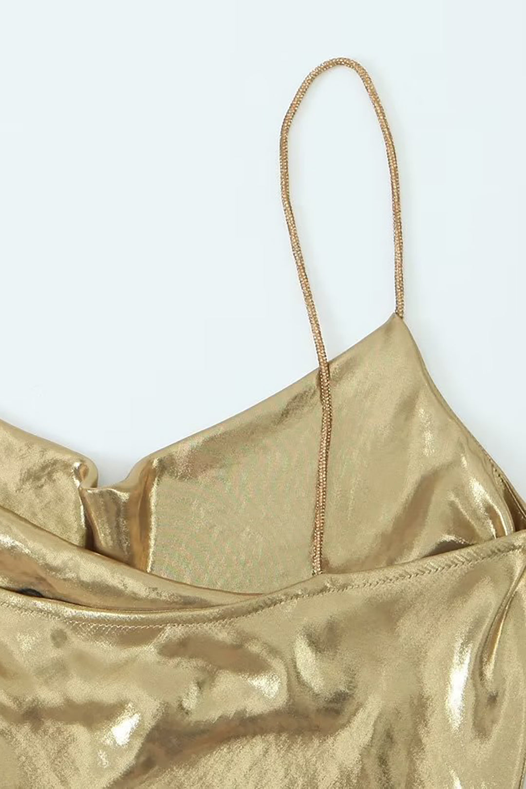 Trendiges Y2K Metallic Slip Minikleid für Damen, mit glamourösem Wasserfallausschnitt, ideal für Abende.