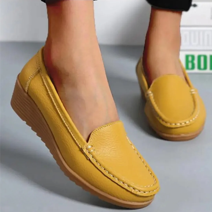Gelbe bequeme Loafer mit rutschfester Sohle am Fuss