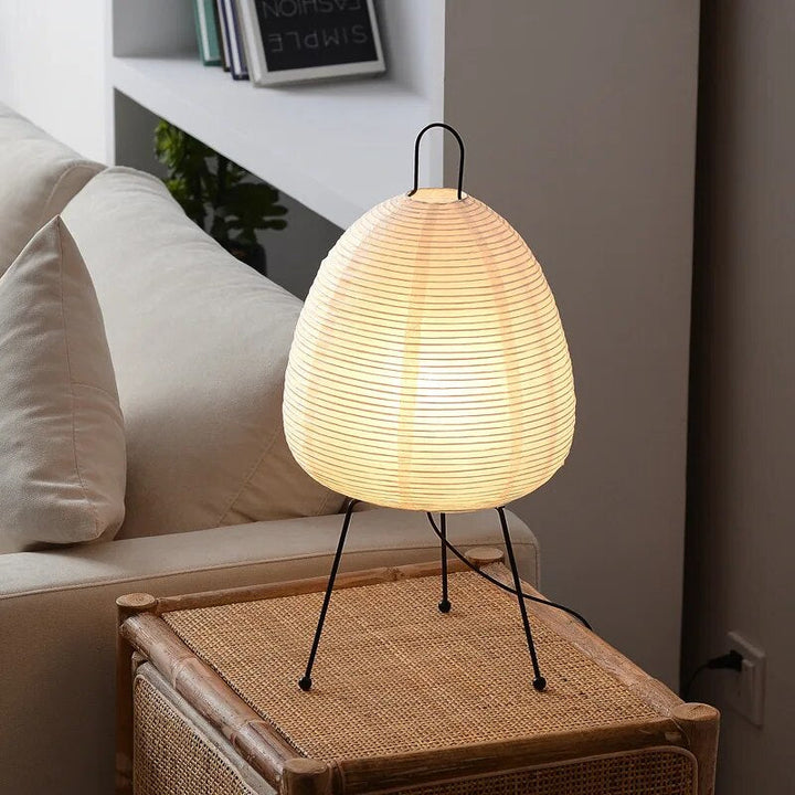 Japanische LED-Reispapierlampe mit Dreibeinstativ für ruhiges Ambiente