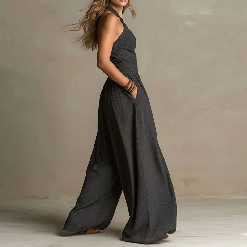 Rückenansicht des Halterneck Jumpsuits, der eine feminine Silhouette zeigt