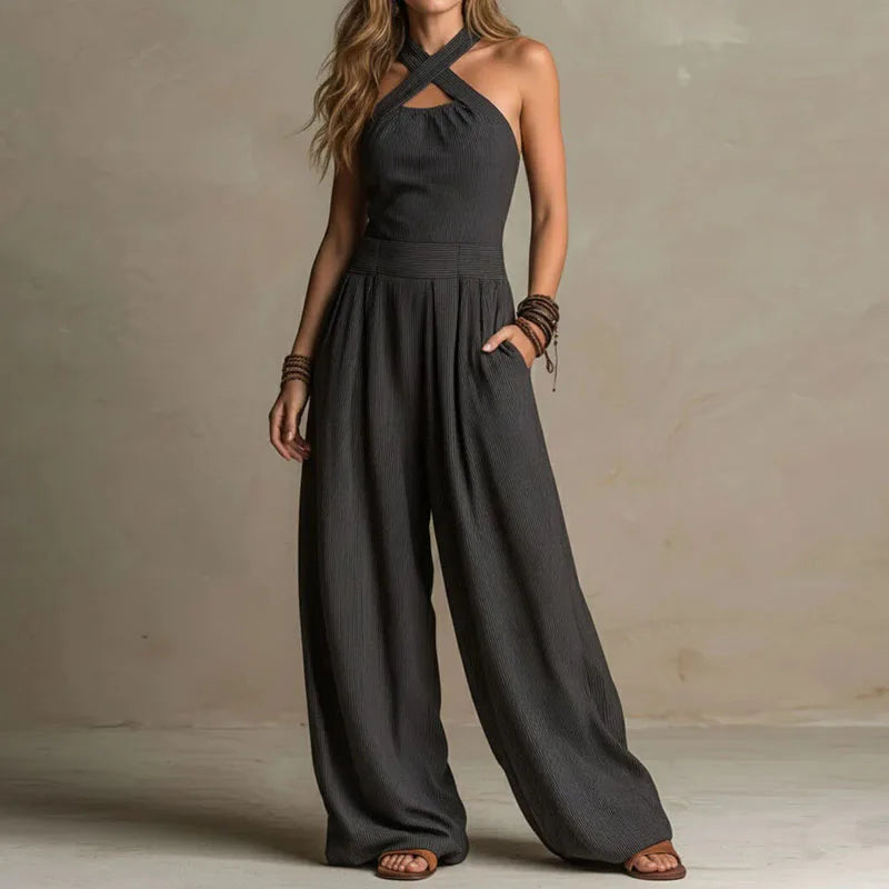 Stylische Frau trägt den Jumpsuit auf einer Sommerparty mit Accessoires