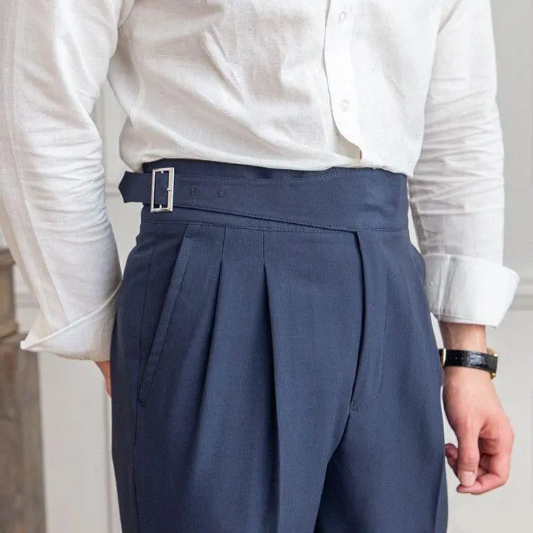 Nahaufnahme der markanten Bundlösung und des Gürtels einer blauen Herren Gurkha-Hose.