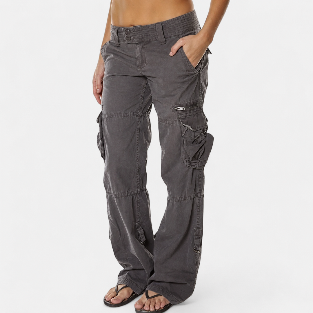 Stylische Damen Cargo Hose mit vielen praktischen Taschen im Utility Design, komfortabler Loose Fit.