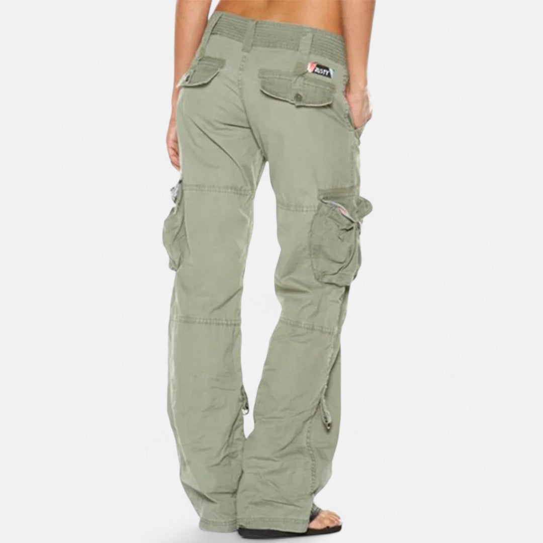 Trendige Damen Cargo Hose für einen lässigen Chic. Bequeme Damenhose mit weitem Bein und Cargotaschen.