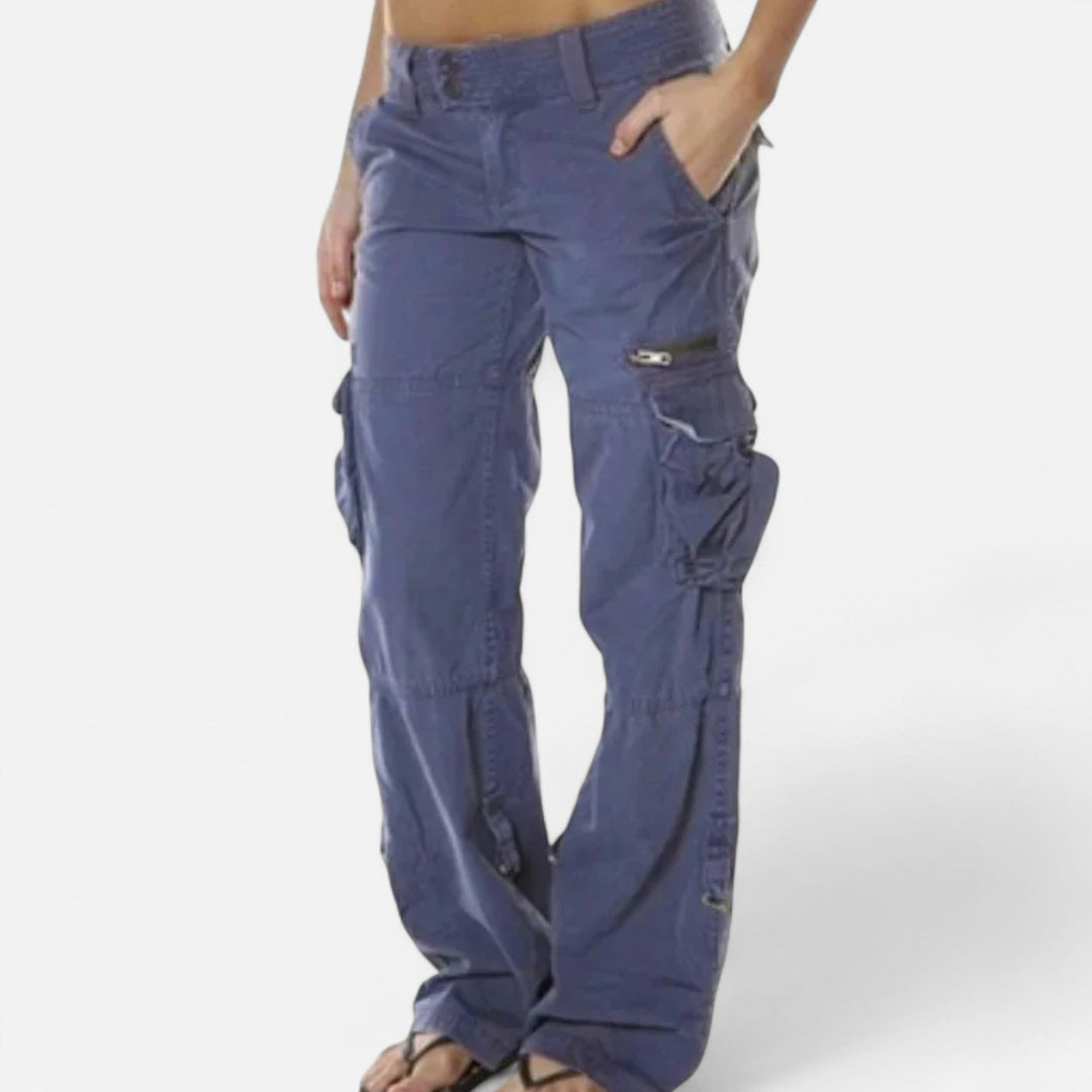 Lässige Damen Cargo Hose mit coolem Utility Look, modern und bequem für Damenhosen-Streetwear.