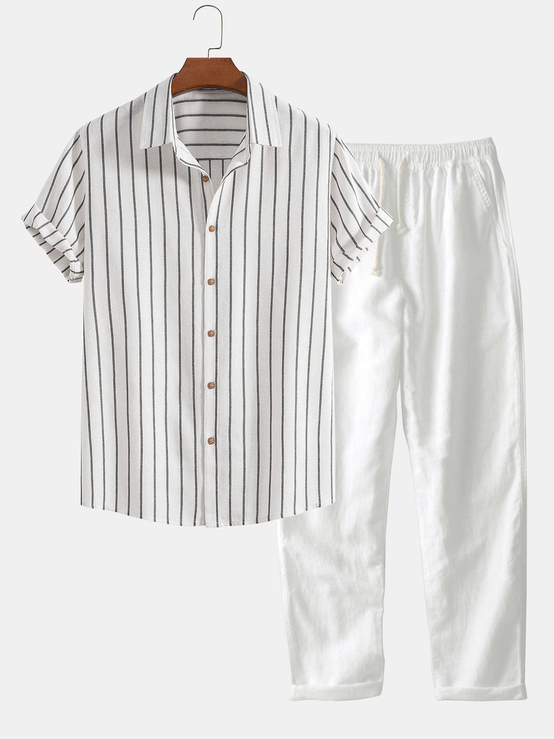 "Zweiteiliges Set mit gestreiftem Kurzarmhemd und schwarzer Kordelzughose, ideal für Sommermode und Komfort."